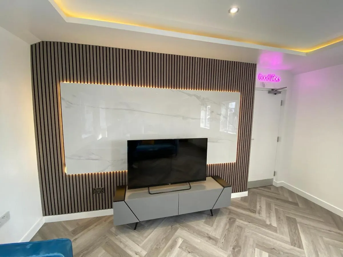 Walter Road Holiday Home Swansea - 4 Bedrooms