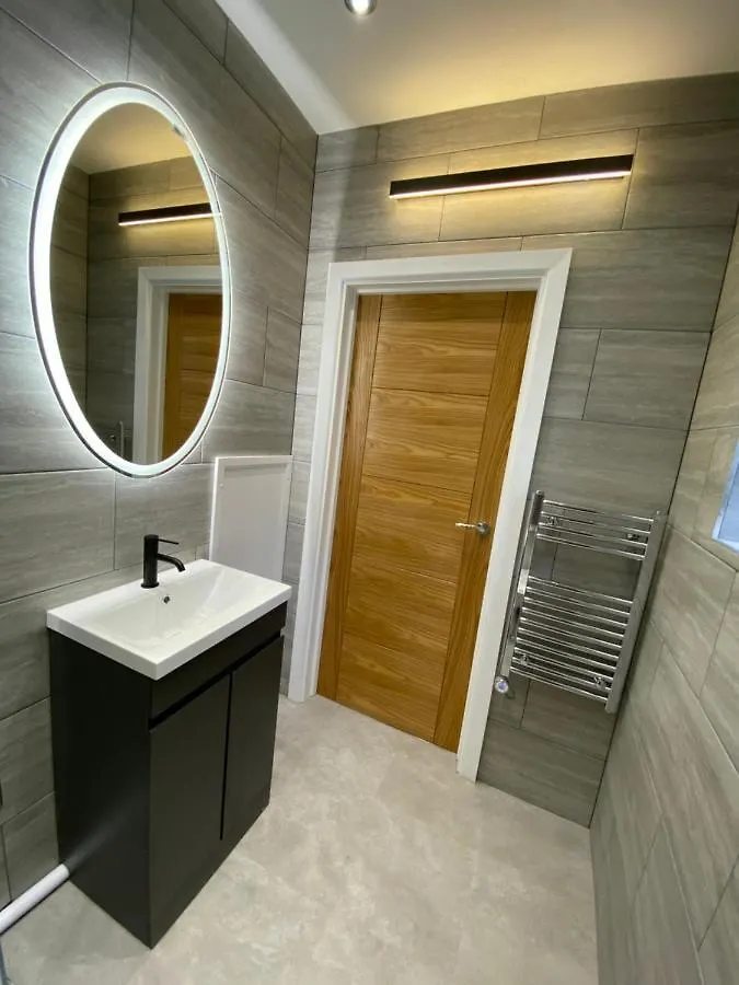 Walter Road Holiday Home Swansea - 4 Bedrooms
