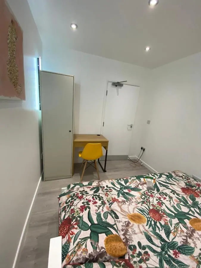 Walter Road Holiday Home Swansea - 4 Bedrooms